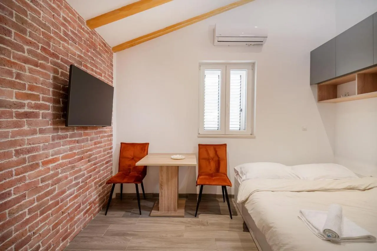 Modesty Apartment Split 0*,