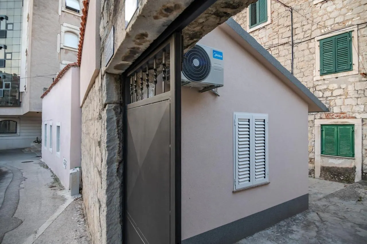 Modesty Apartment Split
